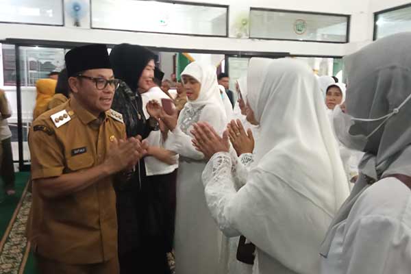 Proses pemberian selamat kepada para PNS calon jamaah haji. (jup) - Sutiaji Bekali Mental PNS yang Akan Berangkat Haji