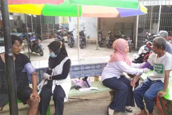 Proses pemeriksaan kesehatan penumpang kapal yang terbakar. (ist) - Kapal Pencari Ikan Asal Pacitan Terbakar di ZEE Selatan Kabupaten Malang
