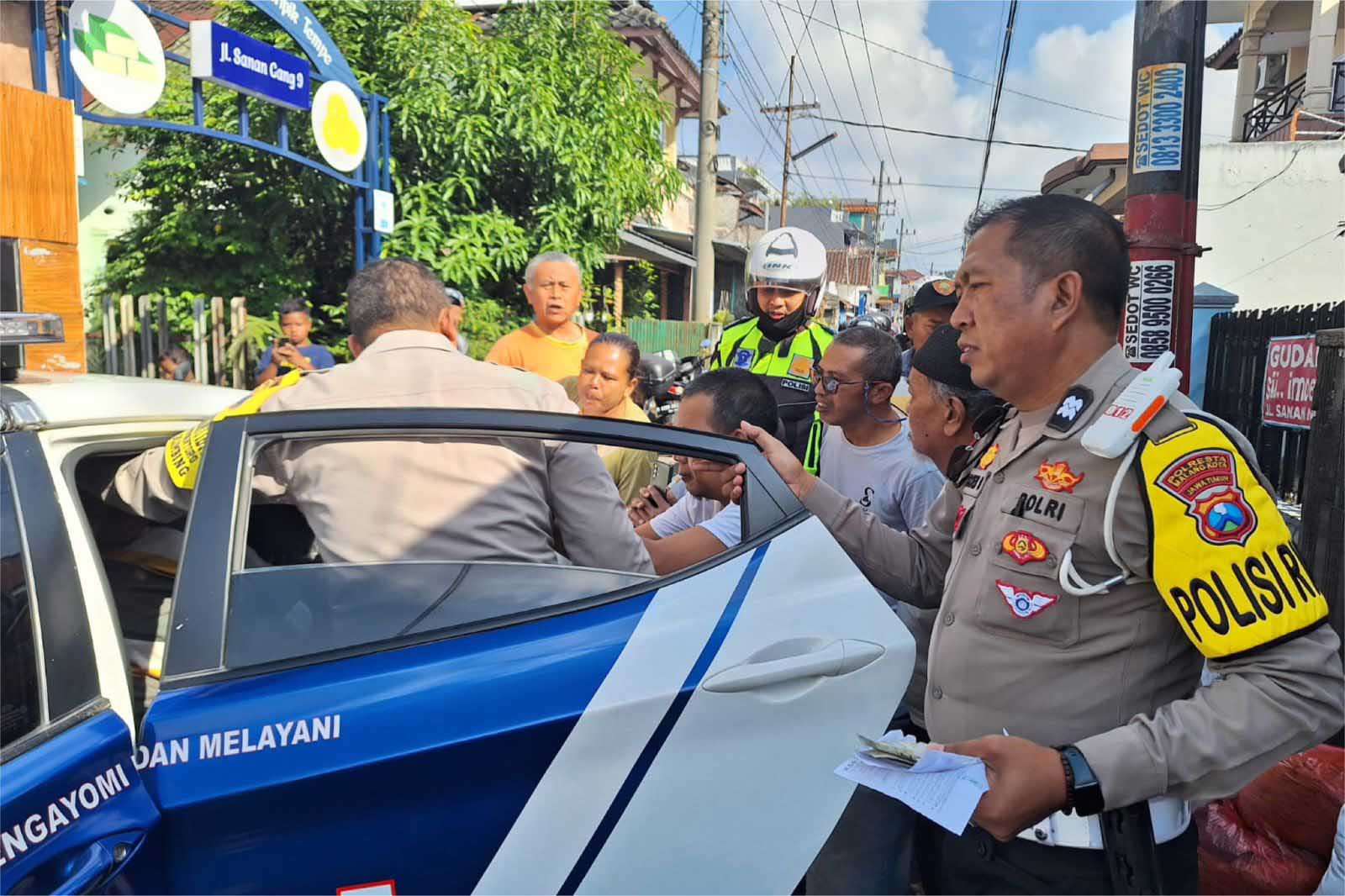 Proses pengamanan AS, seusai terpergok warga saat akan mencuri tabung LPG. (ist) - Warga Sanan dan Polisi RW Bekerja Sama Ringkus Maling LPG