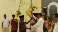 Prosesi Arak-arakan Tebu Manten yang diserahkan pada GM PG Djombang Baru berserta jajaran. (ful) - Arak-arakan Tebu Manten Tandai Dibukanya Buka Giling Tahun 2023 di PG Djombang Baru