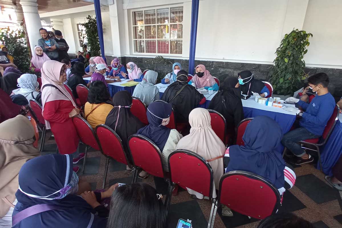 Ragam pelayanan kesehatan gratis di halaman Rumah Dinas Wali Kota Malang. (jup) - Rumah Dinas Dibuka untuk Umum, Sutiaji Usung Layanan Publik