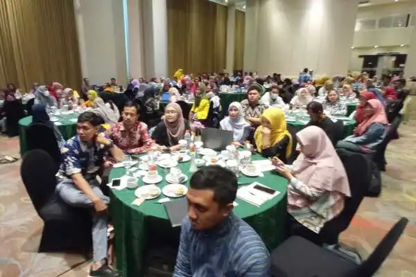 Ratusan operator tingkat SD dan SMP mengikuti kegiatan Disdikbud di Hotel Savana. (jup) - Dorong Sinkronisasi Laporan Keuangan dan Aset, Disdikbud Kumpulkan Ratusan Operator Sekolah