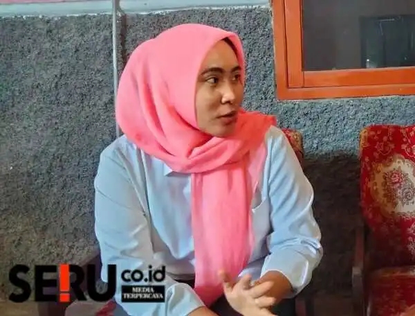 Rifaus Silviani, Staf Perdagangnya Disperindag Pamekasan saat dimintai keterangan. (SERU.co.id/udi) - Jelang Hari Raya Kurban, Harga Bahan Pokok di Pamekasan Alami Kenaikan