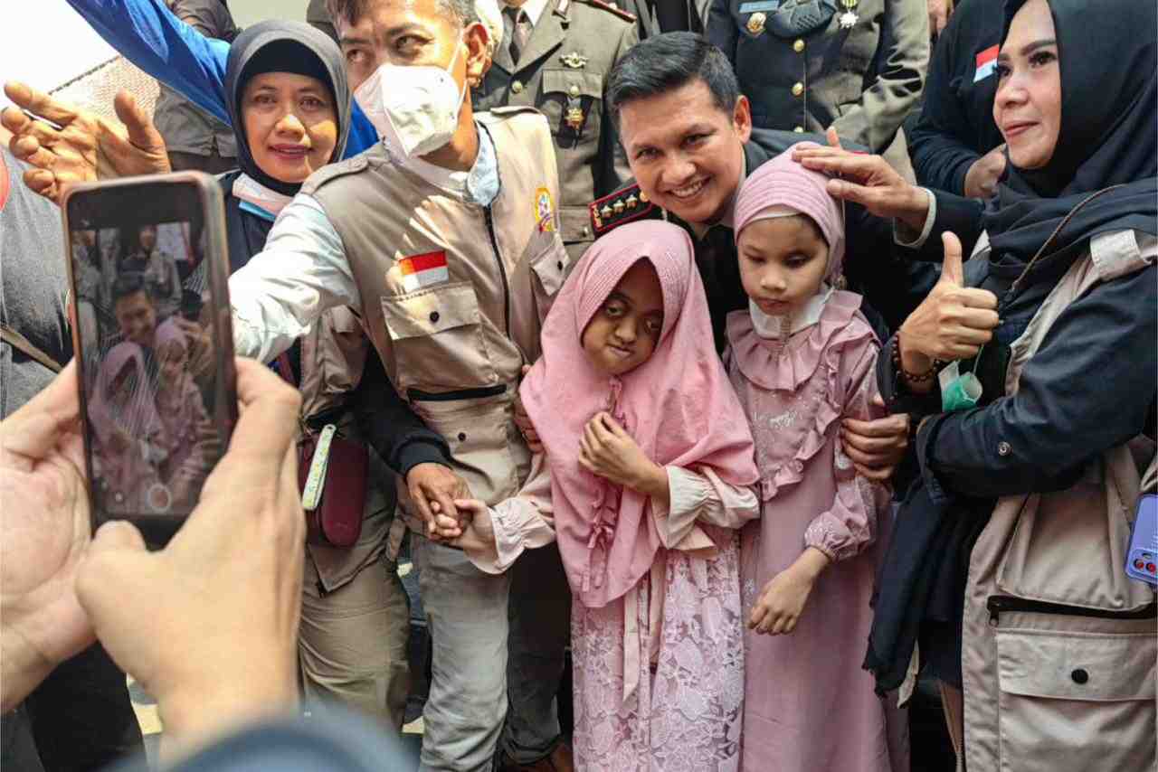 saat buher dengan dua gadis penyandang disabilitas 11zon
