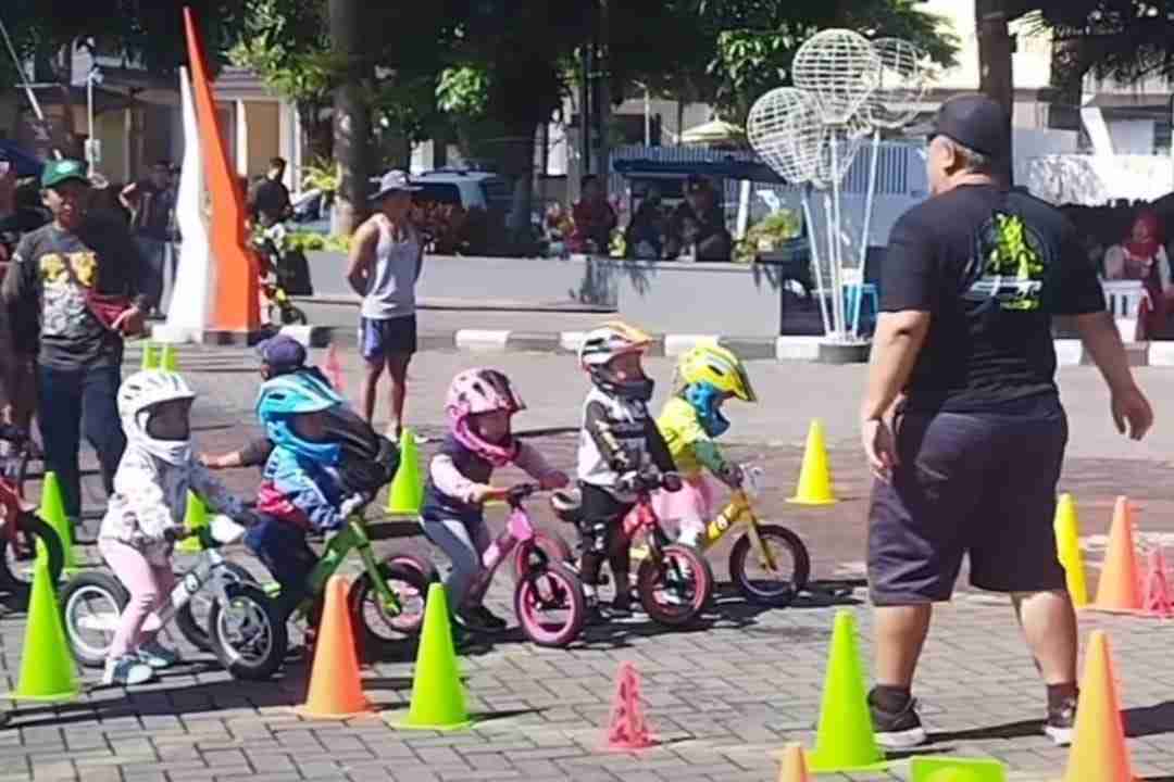 saat sesi latihan riders cilik dari push bike scr kid pushbike academy kota batu ist 11zon