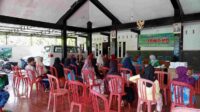 sebanyak 50 warga lansia desa lego kulon kecamatan kasreman mendatangi balai desa untuk mendapatkam layanan cek kesehatan 11zon