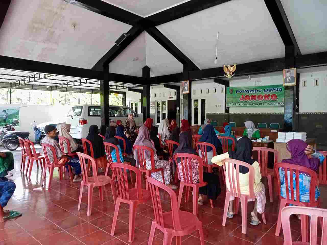 sebanyak 50 warga lansia desa lego kulon kecamatan kasreman mendatangi balai desa untuk mendapatkam layanan cek kesehatan 11zon