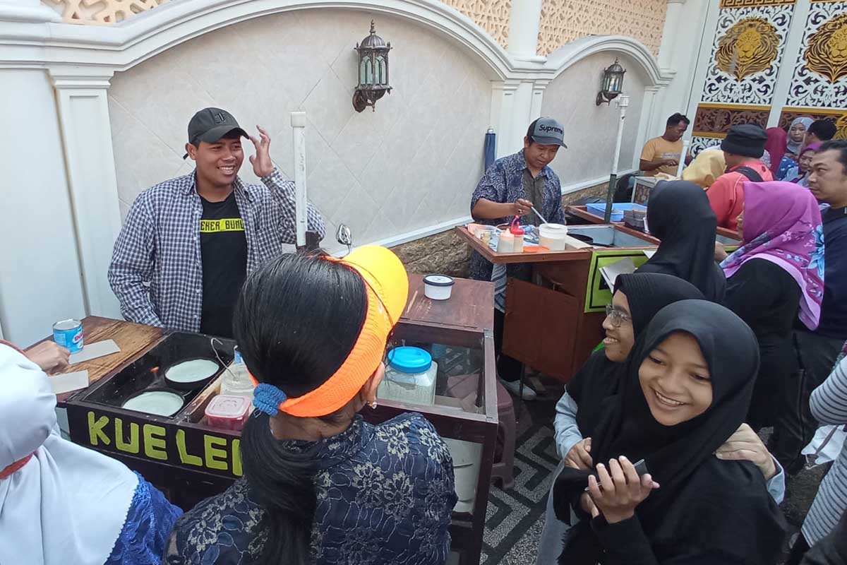 Sejumlah UMKM gratiskan berbagai jajanan untuk para pengunjung. (jup) - Rumah Dinas Dibuka untuk Umum, Sutiaji Usung Layanan Publik