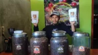 Siswanto bersama Kopi Selo Parang. (rhd) - Berkat Mesin Sangrai Bantuan PJT I, Kopi Selo Parang Sukses Lewati Pandemi