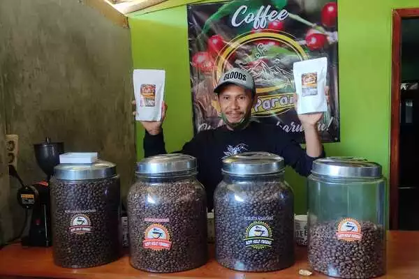 Siswanto bersama Kopi Selo Parang. (rhd) - Berkat Mesin Sangrai Bantuan PJT I, Kopi Selo Parang Sukses Lewati Pandemi