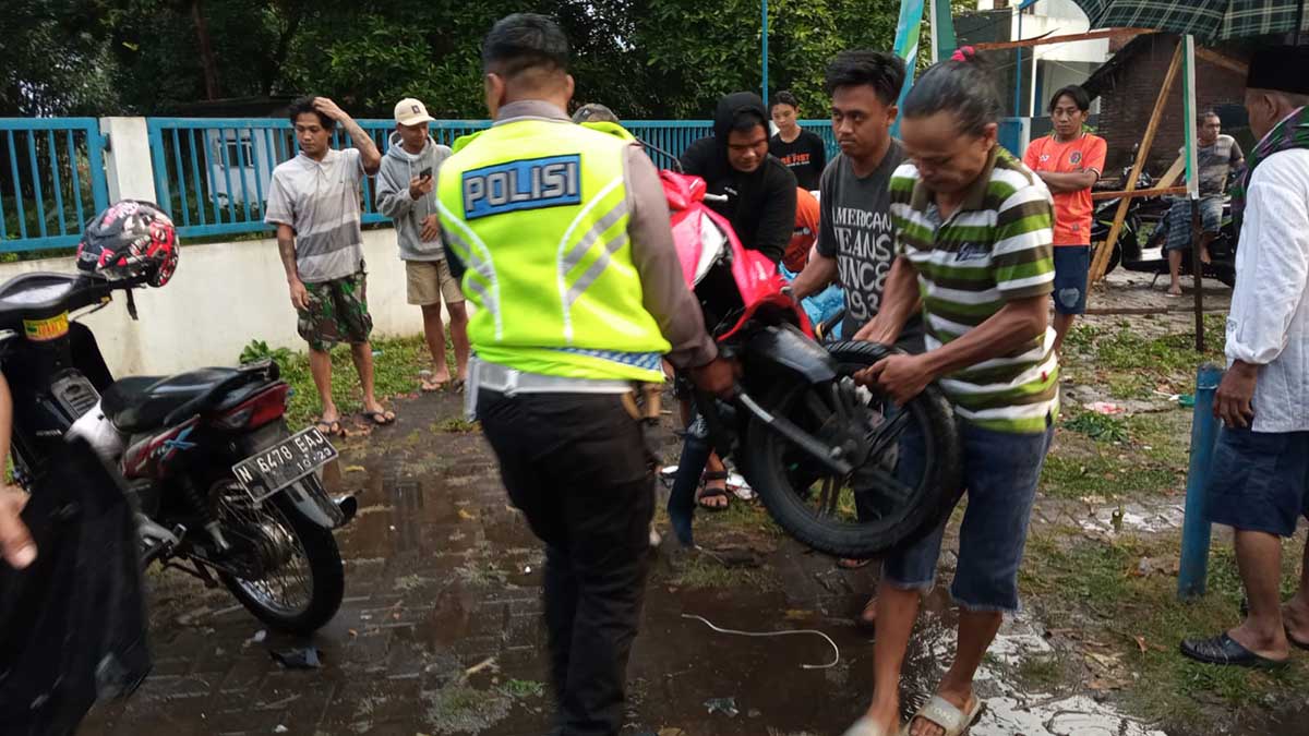 Suasana tempat kejadian kecelakaan di Asrikanton, Pakis, Kabupaten Malang. (jup) - Laka Asrikaton Mobil Tabrak 3 Motor, 4 Tewas 1 Luka Berat