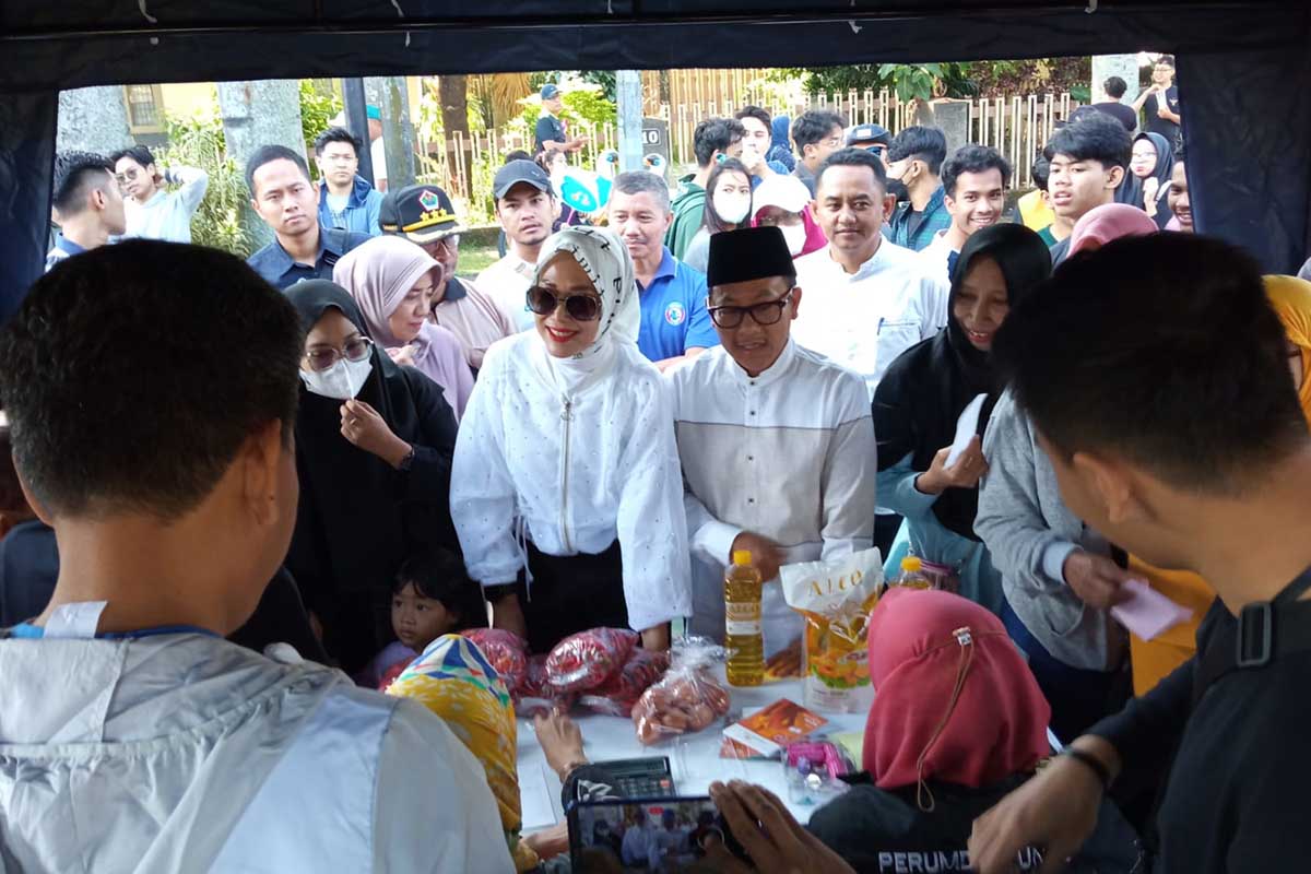 Sutiaji dan Widayati Sutiaji, memantau layanan publik di sekitaran rumah dinas. (jup) - Rumah Dinas Dibuka untuk Umum, Sutiaji Usung Layanan Publik