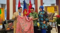 Sutiaji didampingi Ketua Dekranasda Kota Malang, Widayati Sutiaji menunjukkan produk UMKM ke Dubes RI RRT. (ist) - Sowan ke Tiongkok, Pemkot Promosikan Produk UMKM Khas Malangan