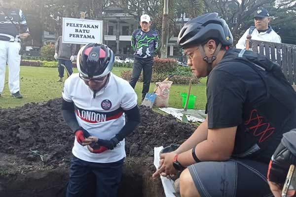 Sutiaji meletakkan batu pertama sebagai awal revitalisasi Alun-alun Tugu Malang. (ist) - Revitalisasinya Alun-alun Tugu Malang, Walikota Letakkan batu Pertama