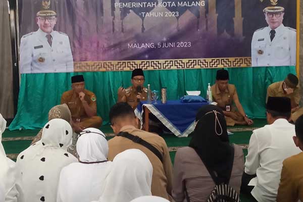 Sutiaji saat memberi pembekalan kepada 48 PNS yang hendak berangkat haji. (jup) - Sutiaji Bekali Mental PNS yang Akan Berangkat Haji