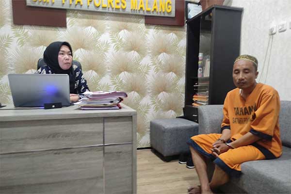 Tamyis saat di ruangan Aipda Erleha. (ist) - Kasus Pencabulan Gus Tamyis Menuju Proses Pelimpahan P21