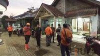Tim SAR bersiaga di sekitar rumah penyintas. (jup) - Dua Bocah Bumiayu Hanyut Terseret Arus Sungai Brantas