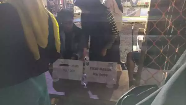 Turnamen Bola Voli Bupati Cup 2023 yang diselenggarakan oleh Komite Olahraga Nasional Indonesia (KONI) Kabupaten Situbondo. (jui) - Meski Sudah Dibantu Dana oleh Bupati, KONI Masih Tetap Pungut Tiket Bola Voli Bupati Cup 2023