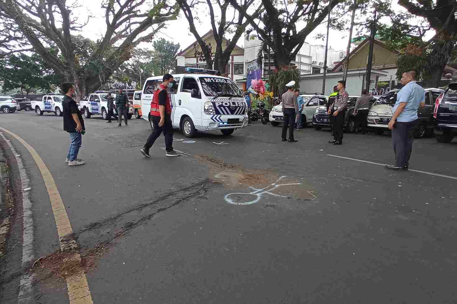 unit laka lantas melakukan olah tkp kecelakaan di jalan tugu kota malang jup 11zon