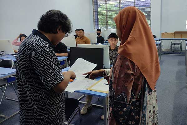 WD I Polinema berkoordinasi dengan Pengawas terkait pelaksanaan ujian mandiri di Polinema. (rhd) - 1.862 Peserta Ikuti Ujian Mandiri Bersama Polinema