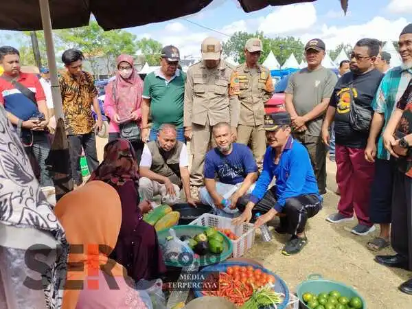 Wakil Bupati Pamekasan beberapa waktu lalu saat melakukan kunjungan ke pasar di Pamekasan. (SERU.co.id/udi) - Jelang Hari Raya Kurban, Harga Bahan Pokok di Pamekasan Alami Kenaikan