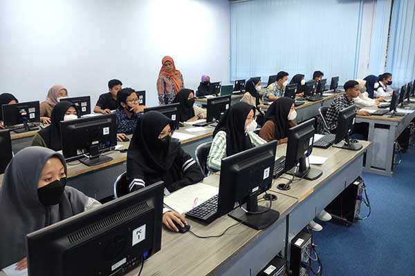 Wakil Direktur I Bidang Akademik, Dr Kurnia Ekasari SE MM Ak CA, meninjau pelaksanaan Ujian Mandiri Bersama. (rhd) - 1.862 Peserta Ikuti Ujian Mandiri Bersama Polinema1.862 Peserta Ikuti Ujian Mandiri Bersama Polinema