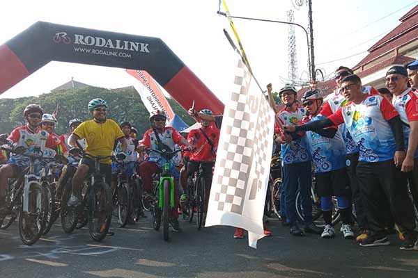 Wali Kota Malang, Sutiaji, berangkatkan peserta gowes memperingati Hari Anti Narkotika Internasional. (jup) - Peringati Hari Anti Narkoba Internasional, Pemkot dan BNN Gelar Gowes Bareng