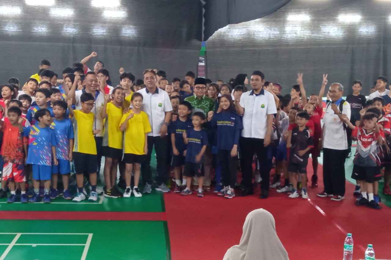 wali kota malang sutiaji saat bersama para atlet bulutangkis kejurkot 2023 jup 11zon