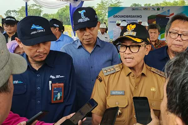 Wali Kota Malang bersama Dirut PJT I, menjawab pertanyaan awak media. (ist) - Peletakkan Batu Pertama, Tandai Pembangunan IPA Bango 200 LPS