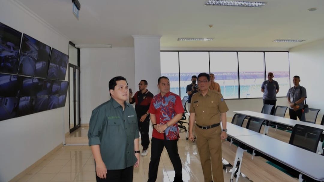 wali kota surabaya eri cahyadi saat mendampingi erick tohir meninjau stadion gbt di surabaya iki