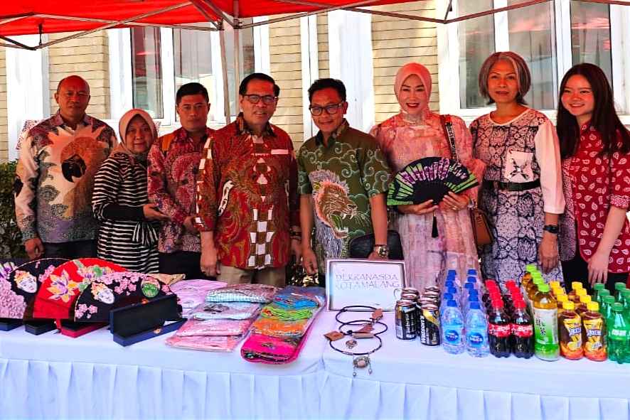 wali kota bersama ketua dekranasda kota malang beserta jajaran, di stand indonesia fair beijing 11zon
