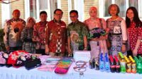 wali kota bersama ketua dekranasda kota malang beserta jajaran, di stand indonesia fair beijing 11zon