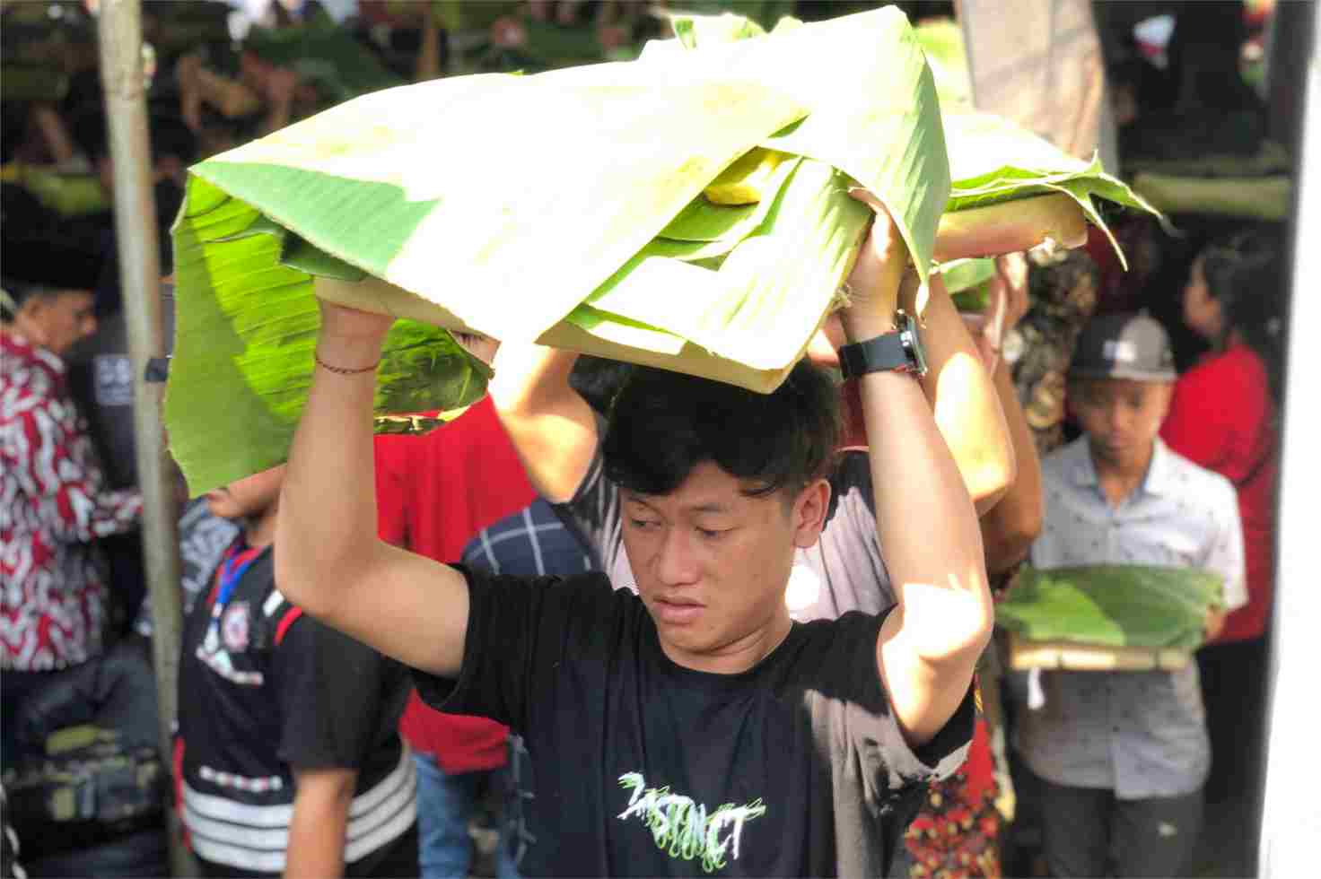 warga mengusung paket untuk syukuran bersih desa, di dusun jamuran 11zon
