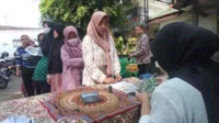 Warga turut antri membeli Sembako murah yang digelar Perumda Tunas Kota Malang. (jup) - Perumda Tunas Keliling Kelurahan Jual Sembako Murah