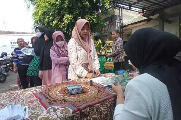 Warga turut antri membeli Sembako murah yang digelar Perumda Tunas Kota Malang. (jup) - Perumda Tunas Keliling Kelurahan Jual Sembako Murah