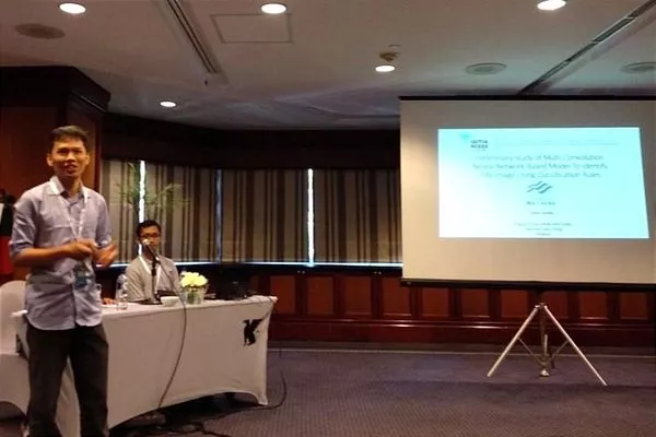 Windra Swastika saat memaparkan temuan dalam suatu konferensi. (ist) - Dosen Ma Chung Mampu Deteksi Malaria dan Diabetes Retinopati dengan Artificial Intelligence