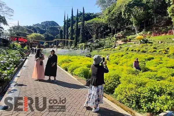 Wisatawan menikmati taman rekreasi Selecta Batu. (dik) - Program Wisata 'Satu Tiket Satu Apel' Kandas, Ini Penyebabnya