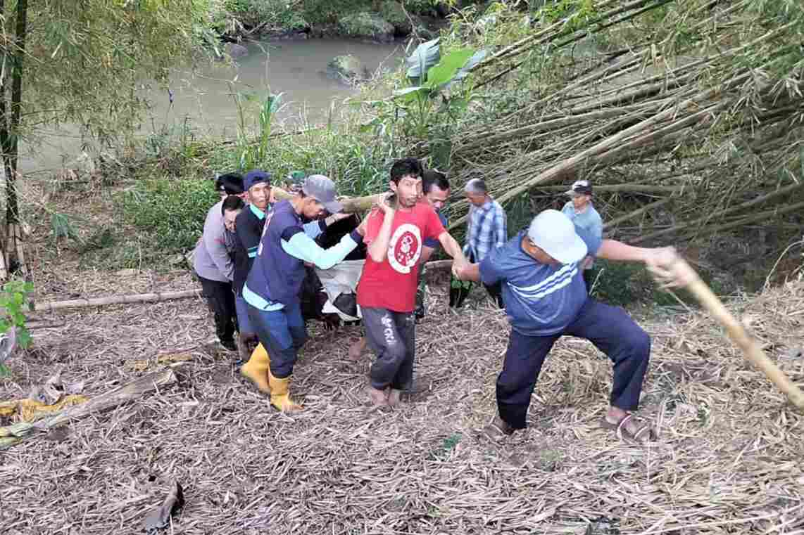 proses evakuasi mayat tanpa identitas di sungai jilu pakis kembar 11zon