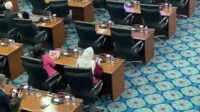 Anggota DPRD DKI Jakarta Cinta Mega bermain game saat rapat paripurna. (ist) - Pembelaan Cinta Mega Kepergok Main ‘Game’ Saat Rapat Paripurna: Saya Mendengarkan