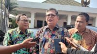 Asisten Administrasi Umum Jawa Timur, H. Akhmad Jazuli bersama Kepala OJK (Otoritas Jasa Keuangan) Regional 4 Jawa Timur, Giri Tribroto dan Direktur Utama Bank Jombang, Afandi Nugroho. (SERU.co.id/ful) - Bank Jombang Turut dalam Program KEJAR Dispendik dan Bappeda