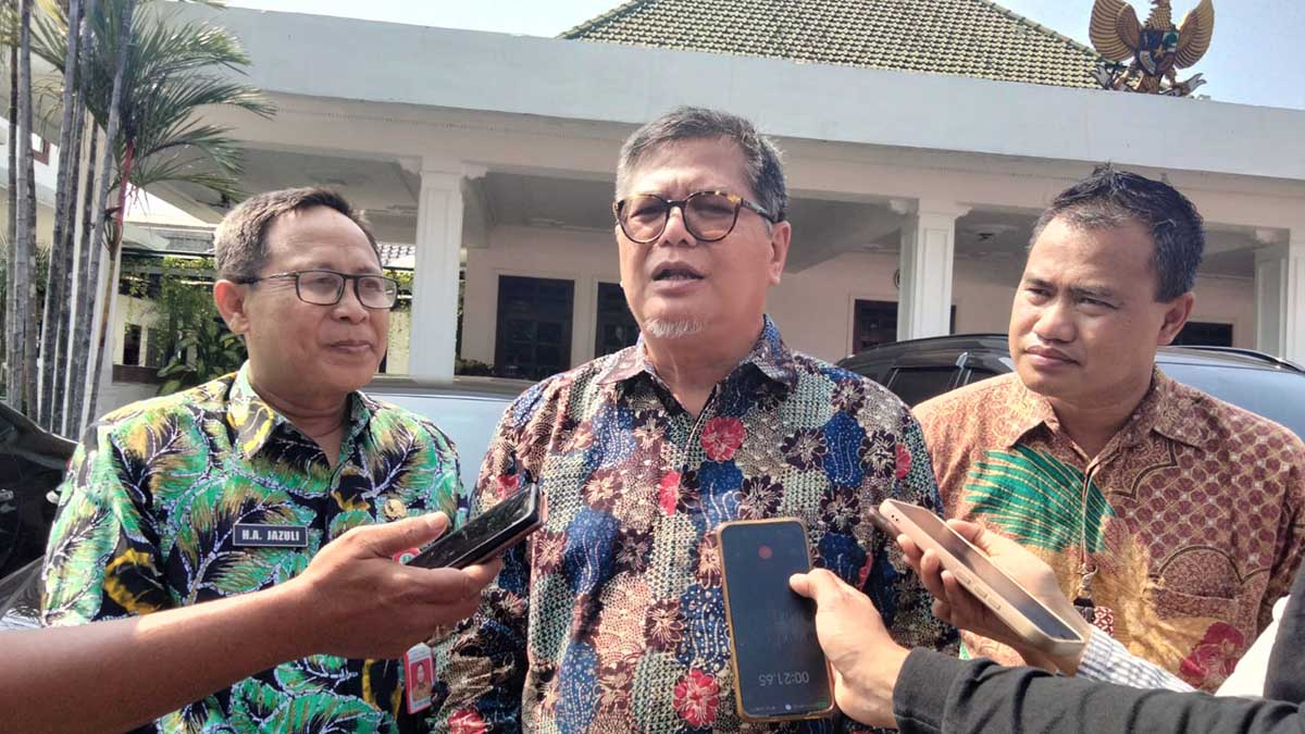 Asisten Administrasi Umum Jawa Timur, H. Akhmad Jazuli bersama Kepala OJK (Otoritas Jasa Keuangan) Regional 4 Jawa Timur, Giri Tribroto dan Direktur Utama Bank Jombang, Afandi Nugroho. (SERU.co.id/ful) - Bank Jombang Turut dalam Program KEJAR Dispendik dan Bappeda