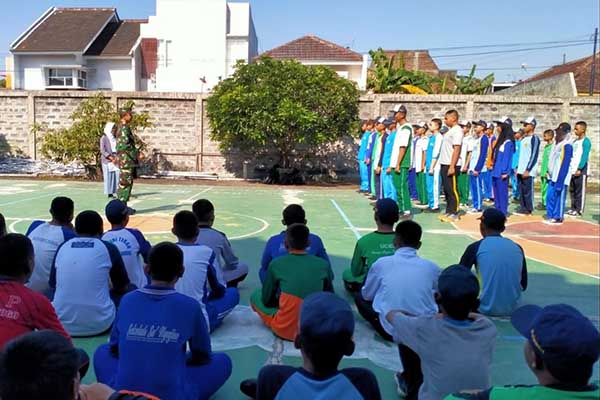 Babinsa Blimbing tanamkan disiplin dan pembentukan karakter siswa SMK-PU. (ist) - Melalui MPLS, Babinsa Blimbing Tanamkan Disiplin dan Pembentukan Karakter Siswa SMK-PU
