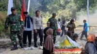 Babinsa Dinoyo karya bakti bersihkan sungai Brantas. (ist) - Babinsa Dinoyo Karya Bakti Bersihkan Sungai Brantas