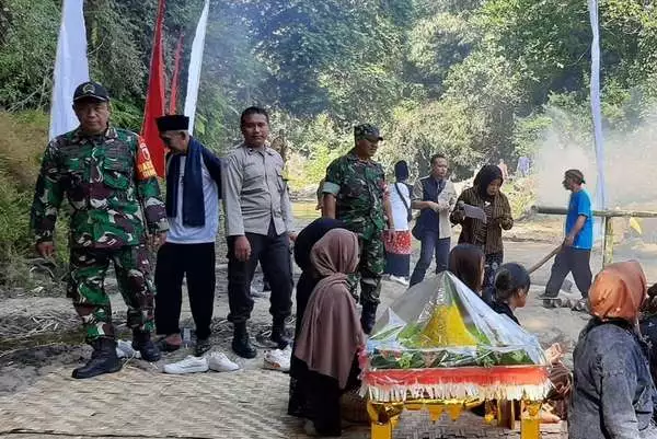 Babinsa Dinoyo karya bakti bersihkan sungai Brantas. (ist) - Babinsa Dinoyo Karya Bakti Bersihkan Sungai Brantas
