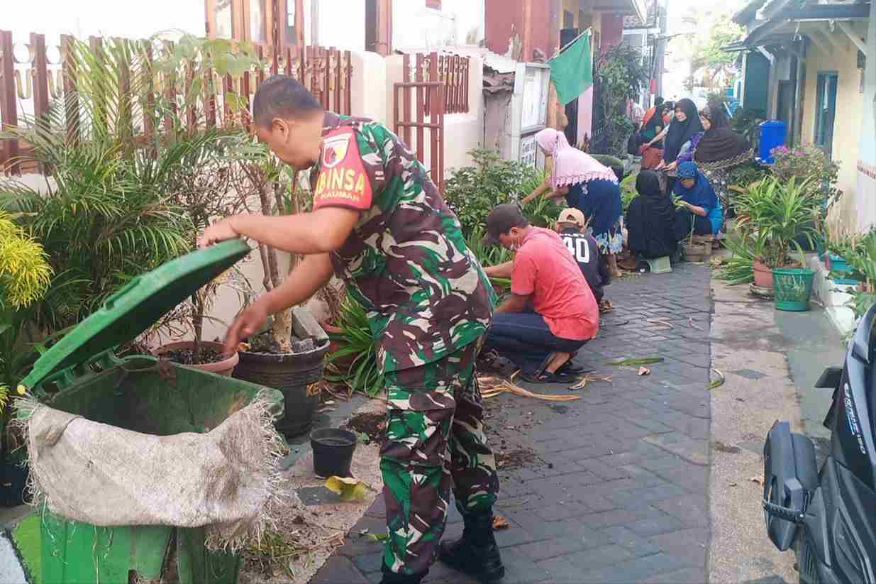 babinsa kauman bersama warga kerja bakti bersihkan jalan dan parit kayutangan 11zon