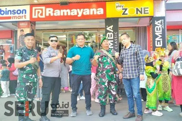Babinsa Kiduldalem pantau keamanan Mal Ramayana. (rhd) - Babinsa Kiduldalem Pantau Keamanan Mal Ramayana