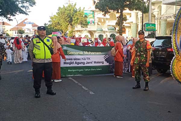 Babinsa Klojen dampingi Karnaval Semarak 1 Muharram 1445 H. (ist) - Berikan Rasa Aman, Babinsa Klojen Dampingi Karnaval Semarak 1 Muharram 1445 H