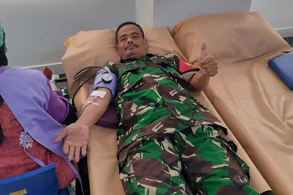Babinsa Klojen ikut donor darah. (ist) - Peduli Sesama, Babinsa Klojen Ikuti Donor Darah