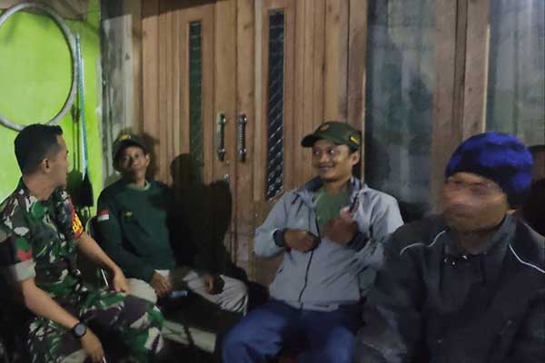 Babinsa Koramil Kedungkandang komsos bersama Linmas Kelurahan Bumiayu. (ist) - Babinsa Koramil Kedungkandang Komsos Bersama Linmas Kelurahan Bumiayu