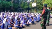 Babinsa Lowokwaru sampaikan wasbang kepada siswa SMPN 11 Malang. (ist) - Babinsa Lowokwaru Sampaikan Wasbang kepada Siswa SMPN 11 Malang